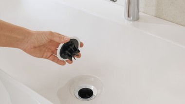 Geberit ONE washbasin drain with integrated comb insert