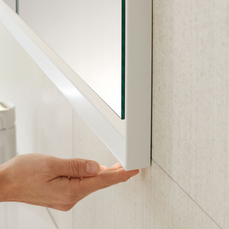 Simple operation of the Geberit ONE mirror cabinet