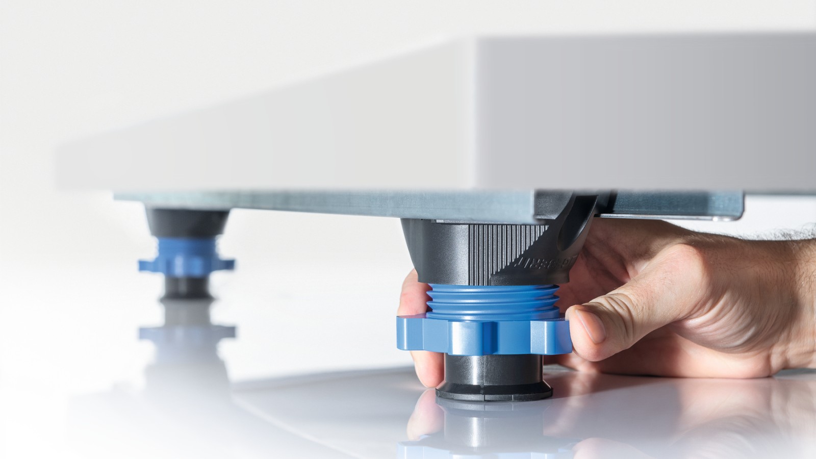 Toolless mountable set of feet