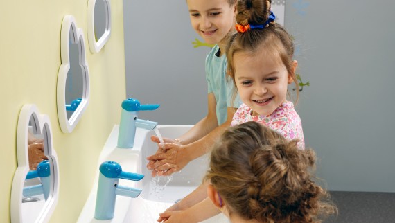 Children play at a Geberit Bambini play and washspace Children play at a Geberit Bambini play and washspace