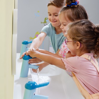 Children playing at the Geberit Bambini play and washspace Children playing at the Geberit Bambini play and washspace