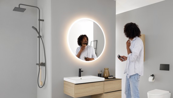 Woman in front of a Geberit mirror cabinet Woman in front of a Geberit mirror cabinet