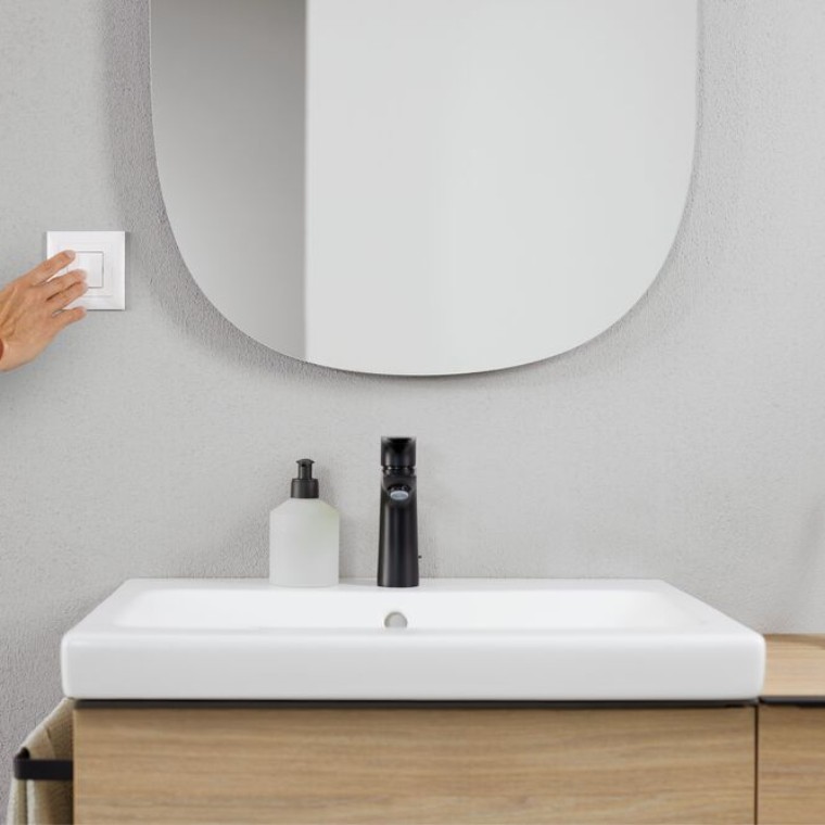 Hand activating light switch in the bathroom (© Geberit) Hand activating light switch in the bathroom (© Geberit)