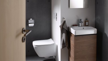 Small bathroom with washbasin from the Geberit Smyle bathroom series and a Geberit Option mirror