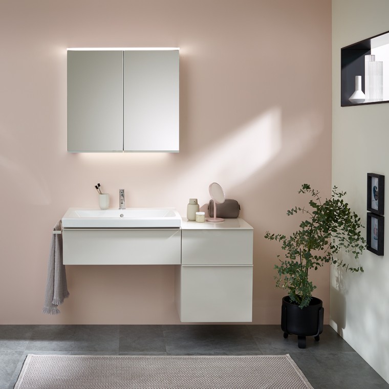 Double washbasin from the Geberit Renova Plan bathroom series with Option Plus mirror cabinet Double washbasin from the Geberit Renova Plan bathroom series with Option Plus mirror cabinet