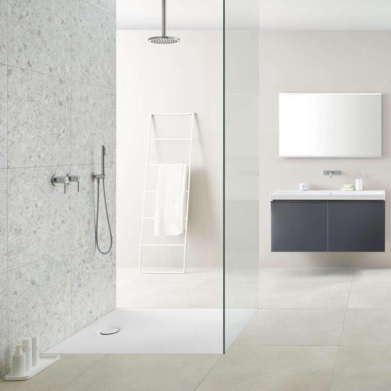 Bathroom with Geberit Olona shower tray Bathroom with Geberit Olona shower tray