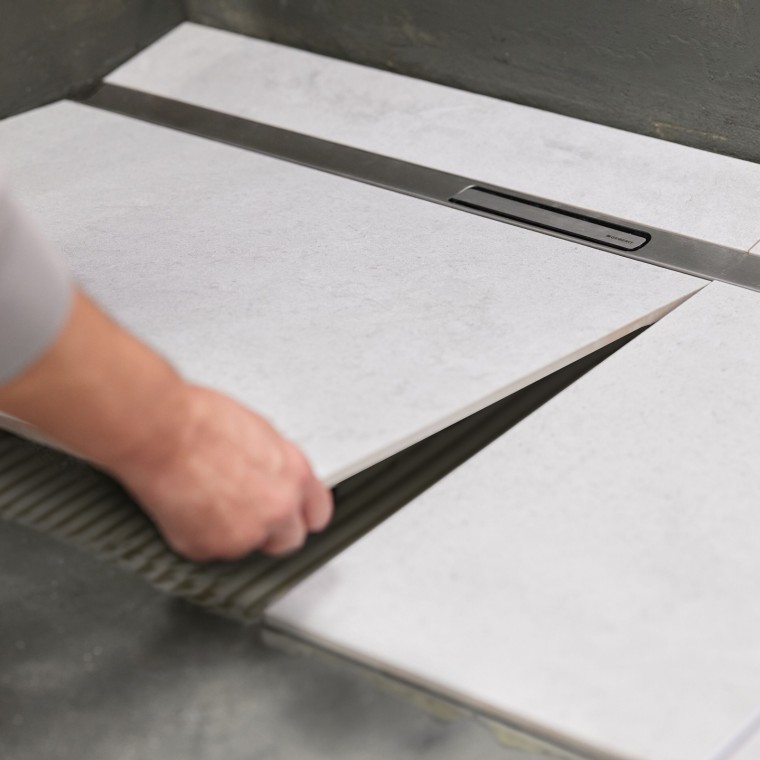 The clawing on the showe channel ensures a secure hold in the floor