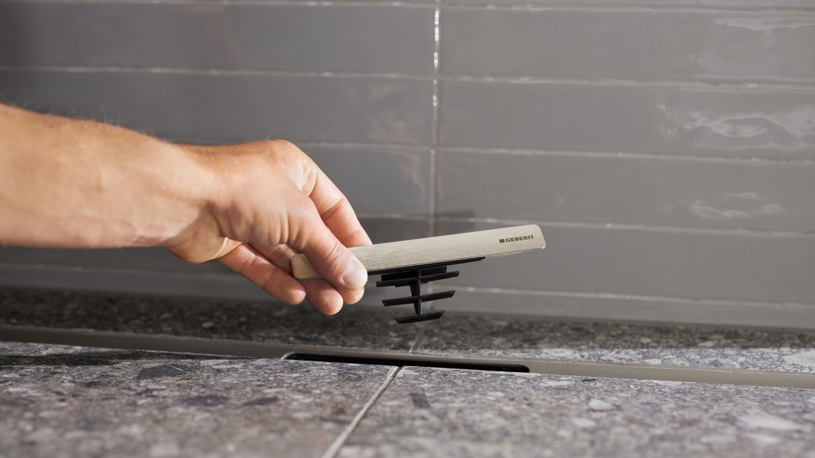 Geberit shower channel in the CleanLine range with integrated comb insert