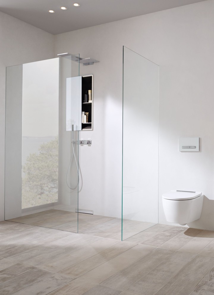 The Geberit ONE walk-in shower panel is anchored in the prewall without any visible fittings and is therefore particularly easy to use