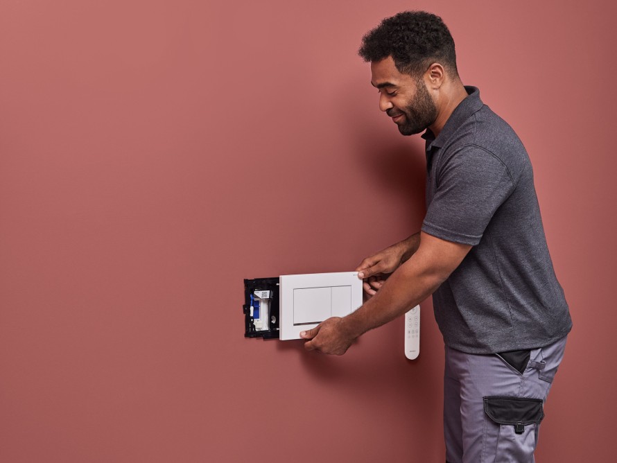 Man installing the Geberit DuoFresh odour extraction unit