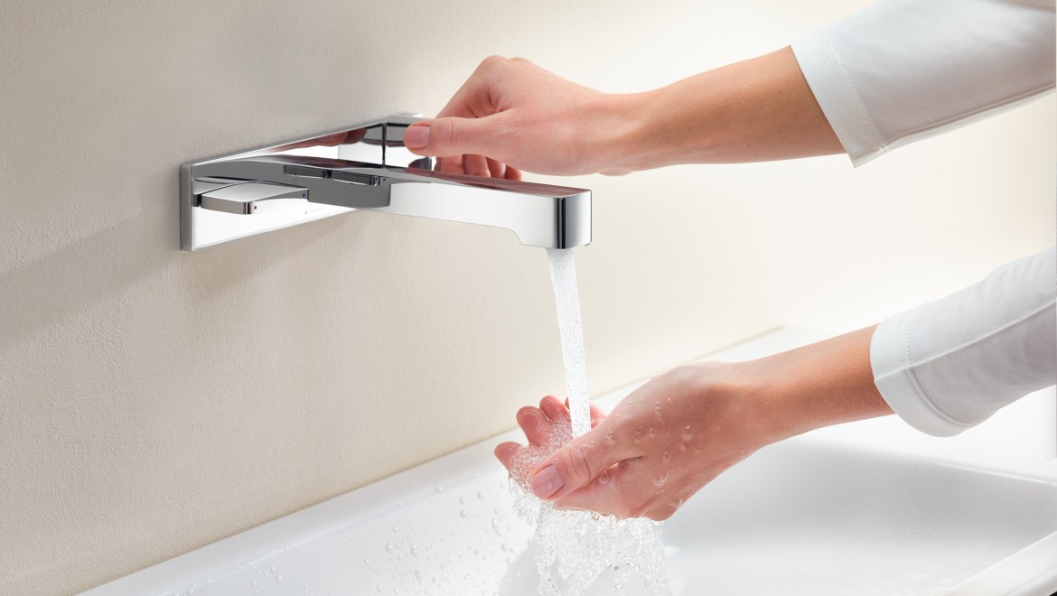 A woman turns on the tap and tests the intensity and temperature of the water jet (© Geberit) A woman turns on the tap and tests the intensity and temperature of the water jet (© Geberit)