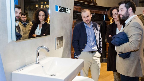 People in a Geberit showroom People in a Geberit showroom