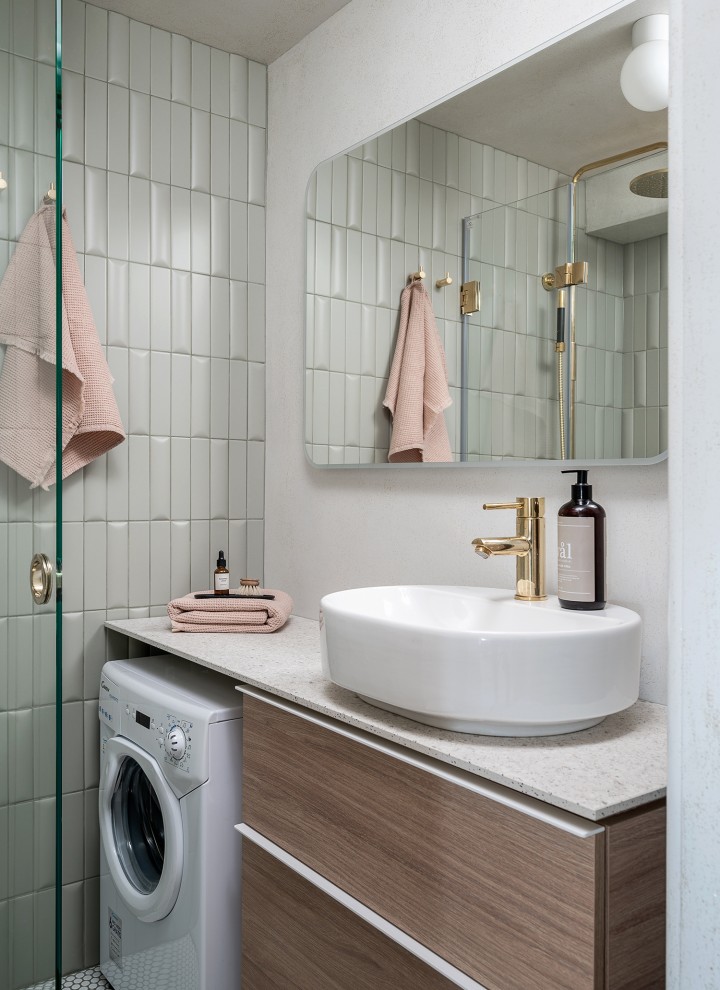 After the tiny bathroom makeover, featuring the oval washbasin from the VariForm bathroom series and oak-wood-look furniture (© Meja Hynynen) After the tiny bathroom makeover, featuring the oval washbasin from the VariForm bathroom series and oak-wood-look furniture (© Meja Hynynen)