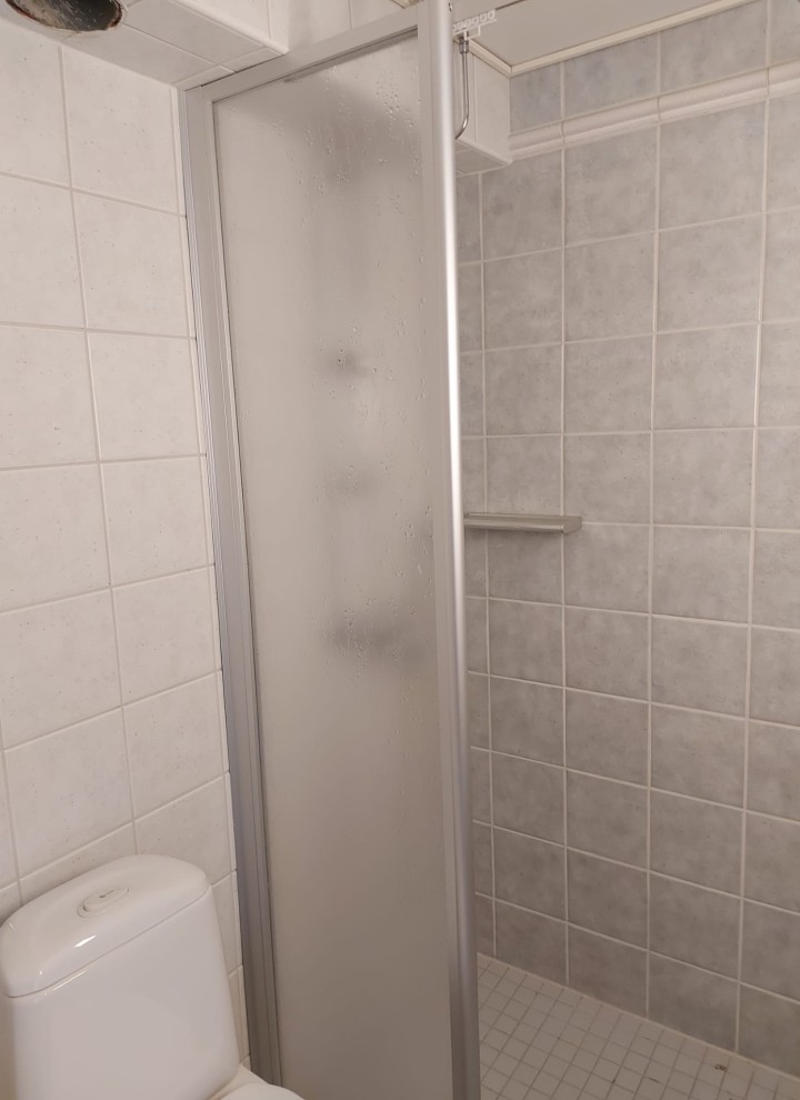 The before picture, with a view of the shower cubicle and floor-standing WC (© Meja Hynynen) The before picture, with a view of the shower cubicle and floor-standing WC (© Meja Hynynen)