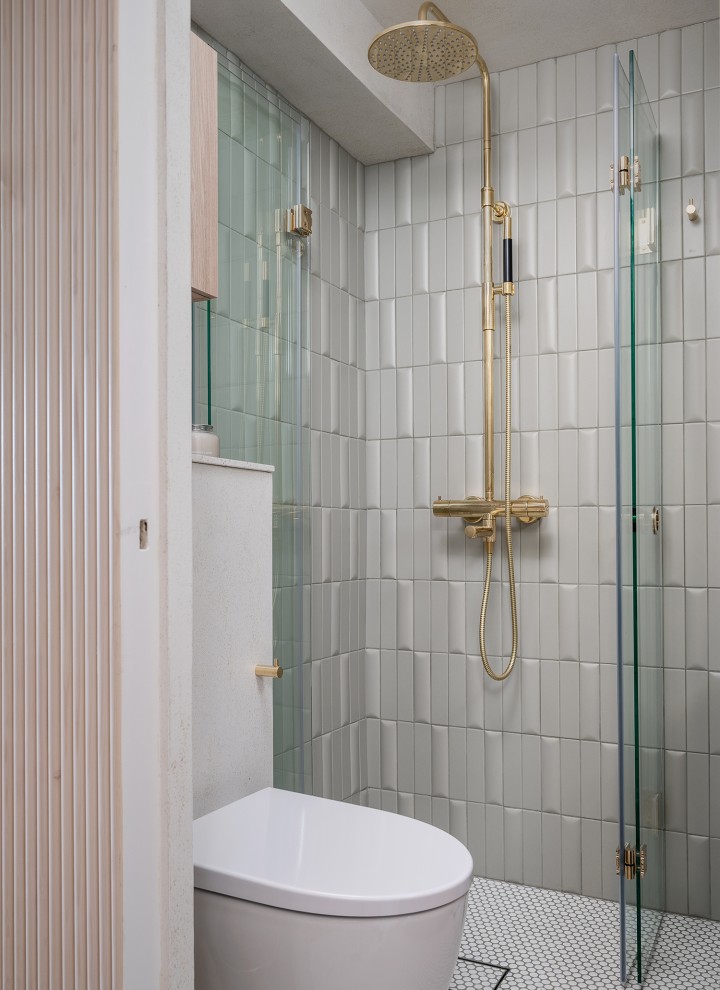 The after picture of the small bathroom, with a wall-hung Geberit WC from the iCon bathroom series (© Meja Hynynen) The after picture of the small bathroom, with a wall-hung Geberit WC from the iCon bathroom series (© Meja Hynynen)