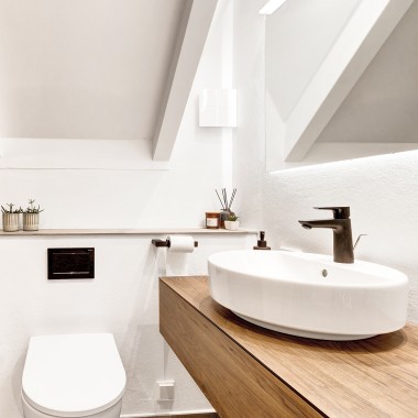 Renovated bathroom with roof pitch, black actuator plate and black tap (© @triner2 and @strandparken3) Renovated bathroom with roof pitch, black actuator plate and black tap (© @triner2 and @strandparken3)