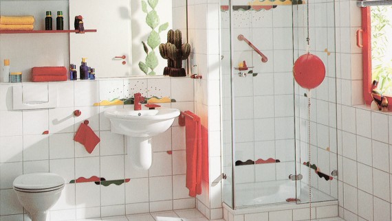 A bathroom like this with a separate shower and playful colour accents in the tiles was very fashionable A bathroom like this with a separate shower and playful colour accents in the tiles was very fashionable