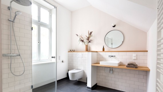 The Geberit ONE washbasin and ONE wall-mounted tap were installed in the guest bathrooms. The Geberit AquaClean Sela shower toilet offers that little extra comfort (© Geberit) The Geberit ONE washbasin and ONE wall-mounted tap were installed in the guest bathrooms. The Geberit AquaClean Sela shower toilet offers that little extra comfort (© Geberit)