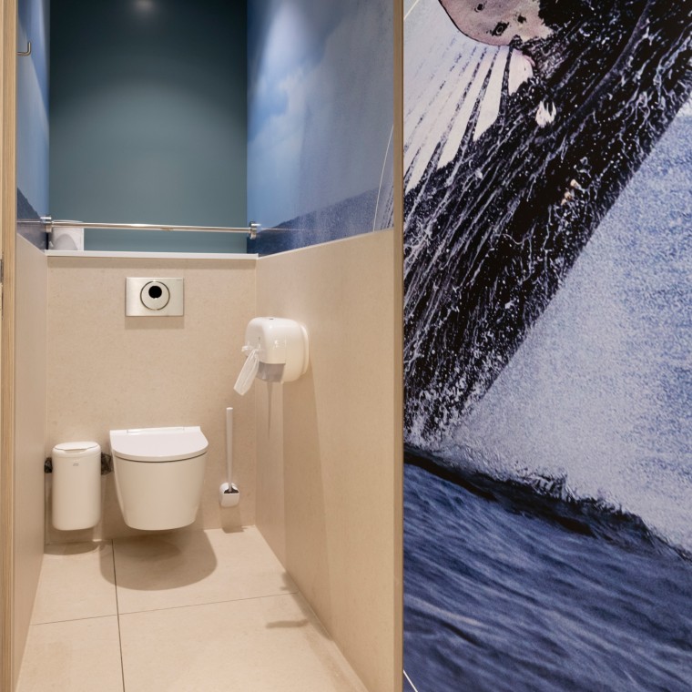 Geberit ONE wall-hung WC with TurboFlush technology and automatic flush actuation