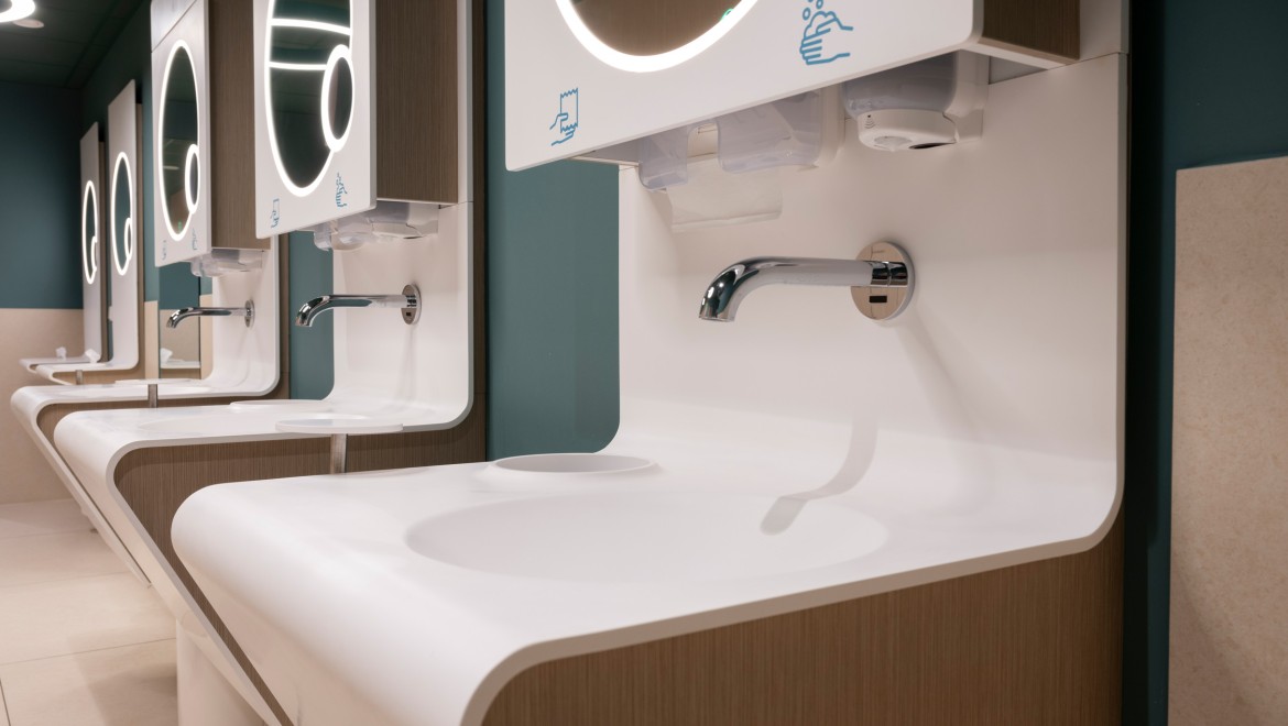 Geberit Piave washbasin taps are installed on the washbasins (© Meike Goebel) Geberit Piave washbasin taps are installed on the washbasins (© Meike Goebel)