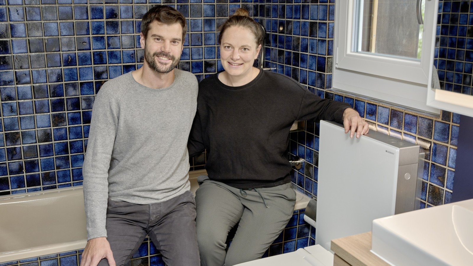 Tobias Wildbrett and Manuela Weibel are delighted with their gently renovated bathroom – and the Geberit Monolith (© Ben Huggler)