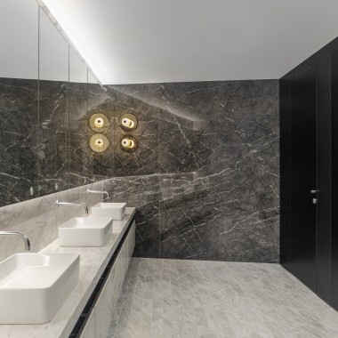 Simple elegance – also in the sanitary facilities. Behind the wall: the water-saving toilet system from Geberit (© Ana Skobe)