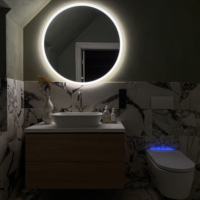 Comfort even at night: the Geberit Option illuminated mirror and the Geberit AquaClean Sela create a hotel-like feeling (© Büşra Qadir)