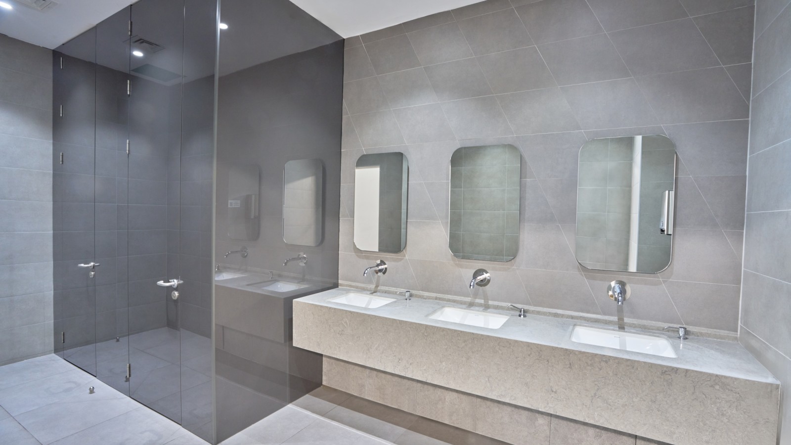 Simple and elegant: Geberit VariForm washbasin and Piave taps. © Oğuzhan Kasar