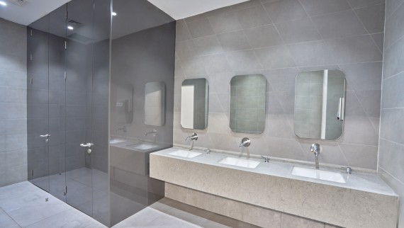 Simple and elegant: Geberit VariForm washbasin and Piave taps. © Oğuzhan Kasar