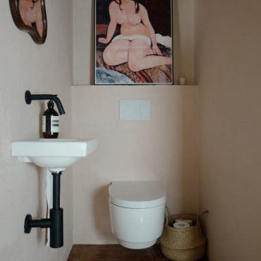 The AquaClena Mera shower toilet cleans gently with water. Matching: the Sigma70 actuator plate and the iCon Light wash hand basin (© Anna W.)