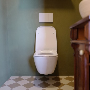 Stylish guest toilet with the Renova Plan WC and Sigma70 flush plate (© Anna W.)