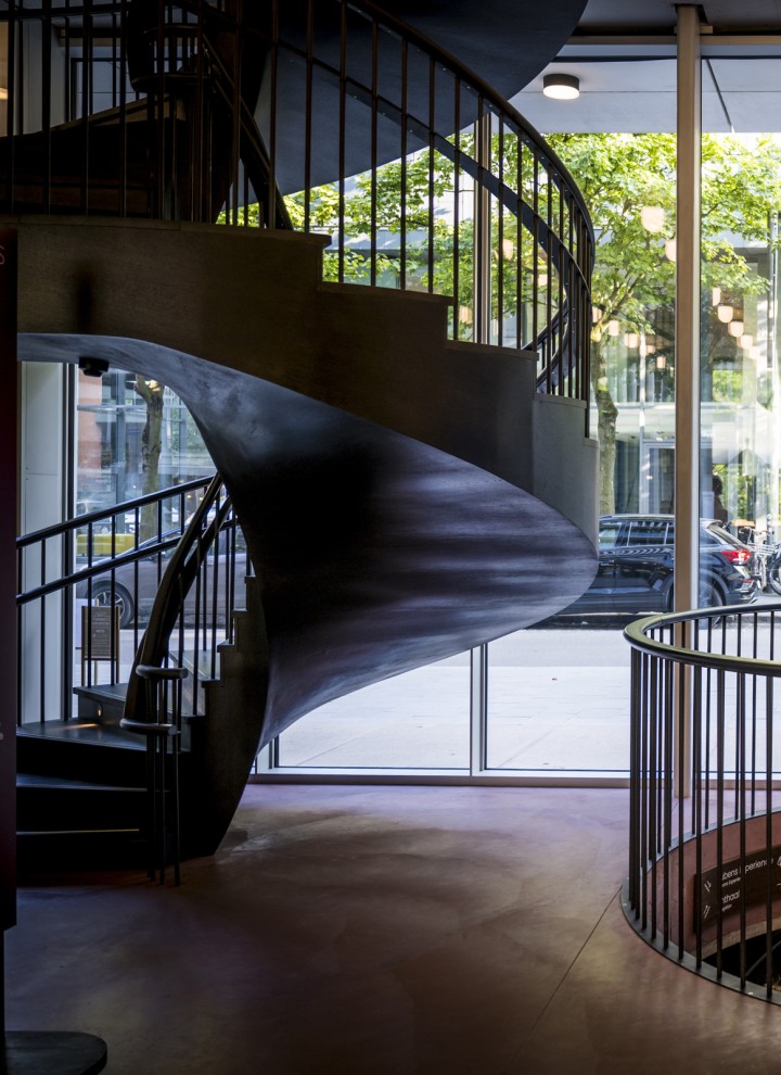 The spiral staircases are a strong design element inside (© Frederik Beyens)