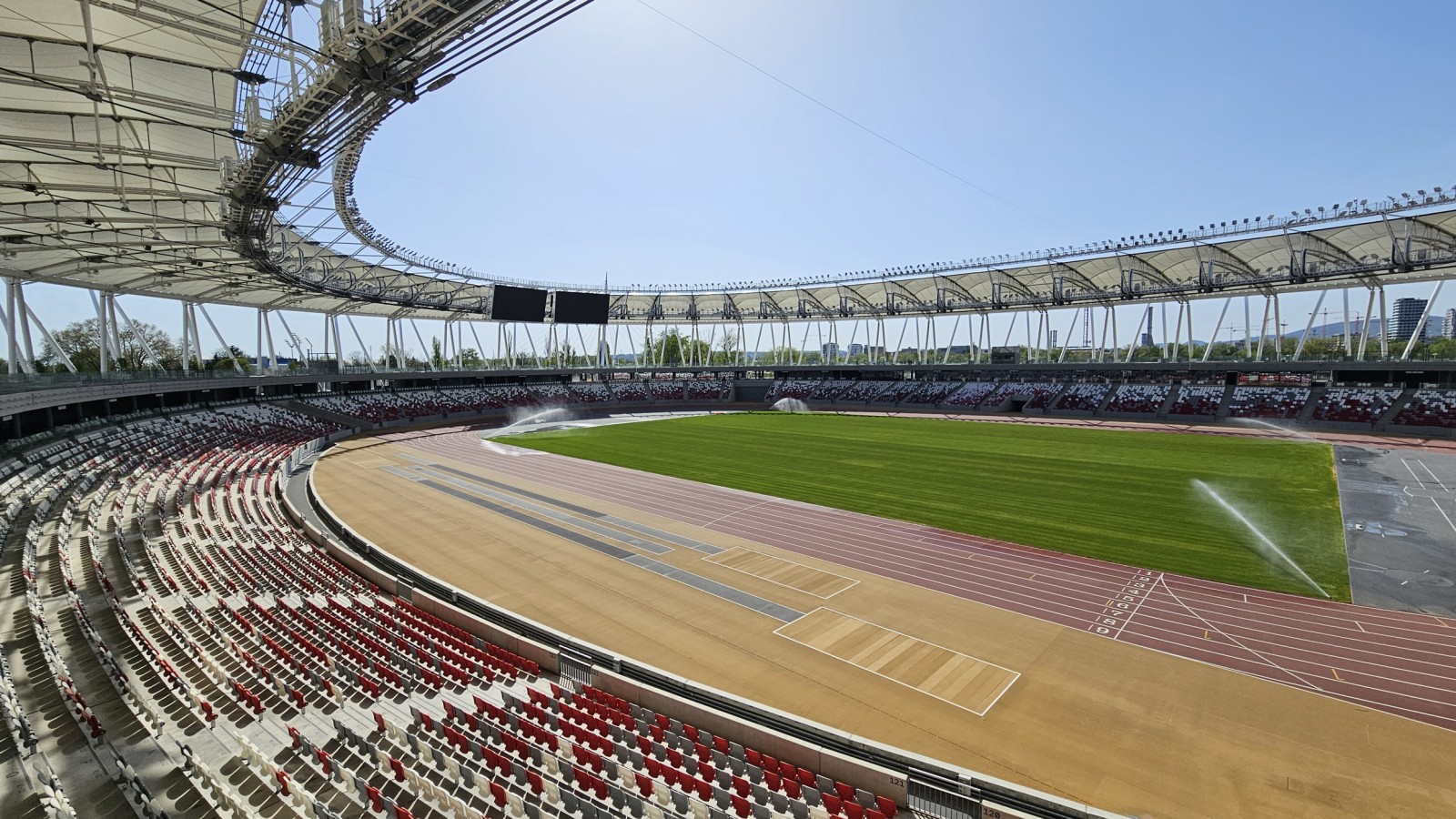 The central square is intended for major events, but halfway up there is a wide lane for public use (© Geberit)