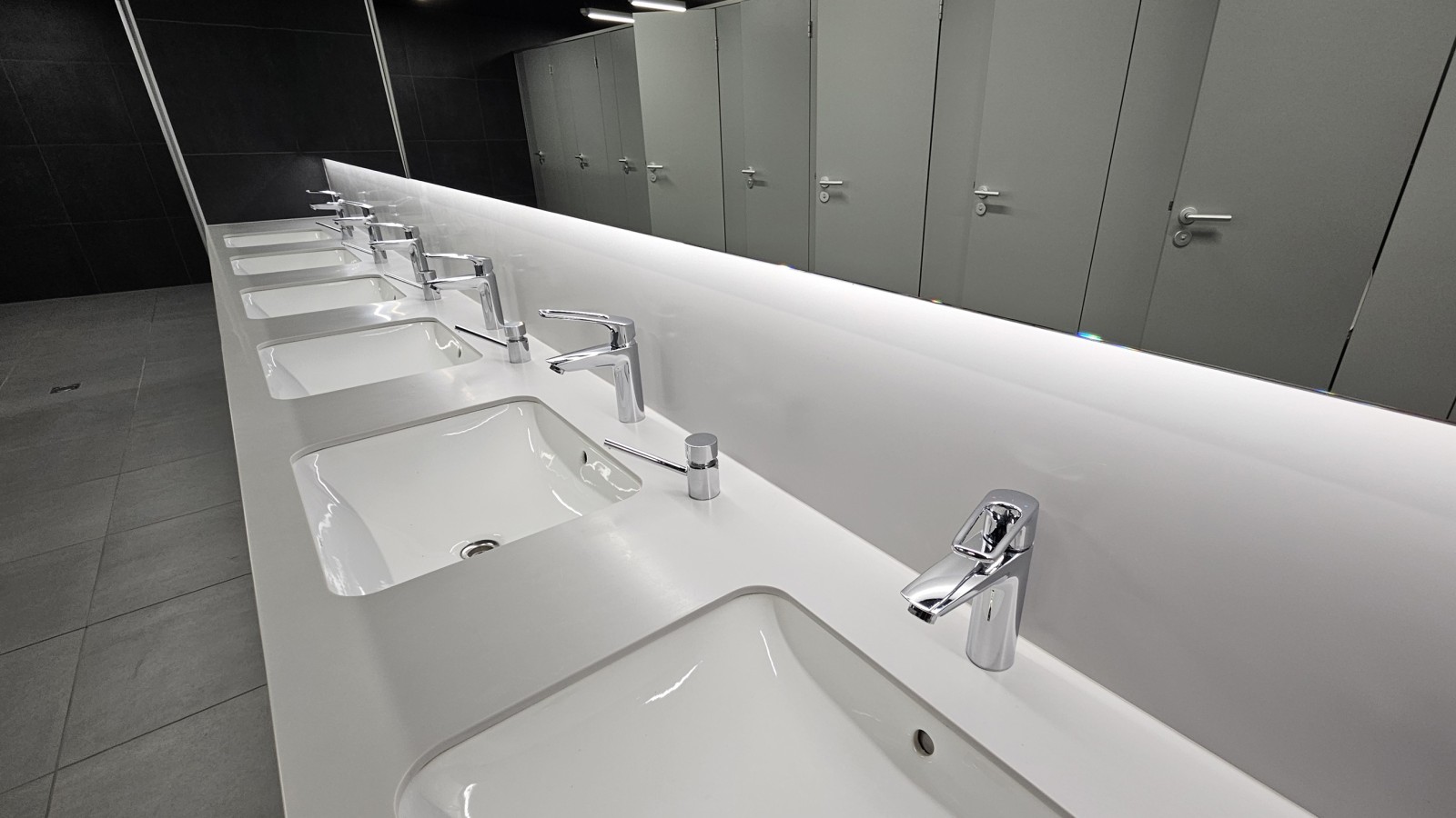 Many Geberit products are installed in the public toilets - such as VariForm washbasins (© Geberit)