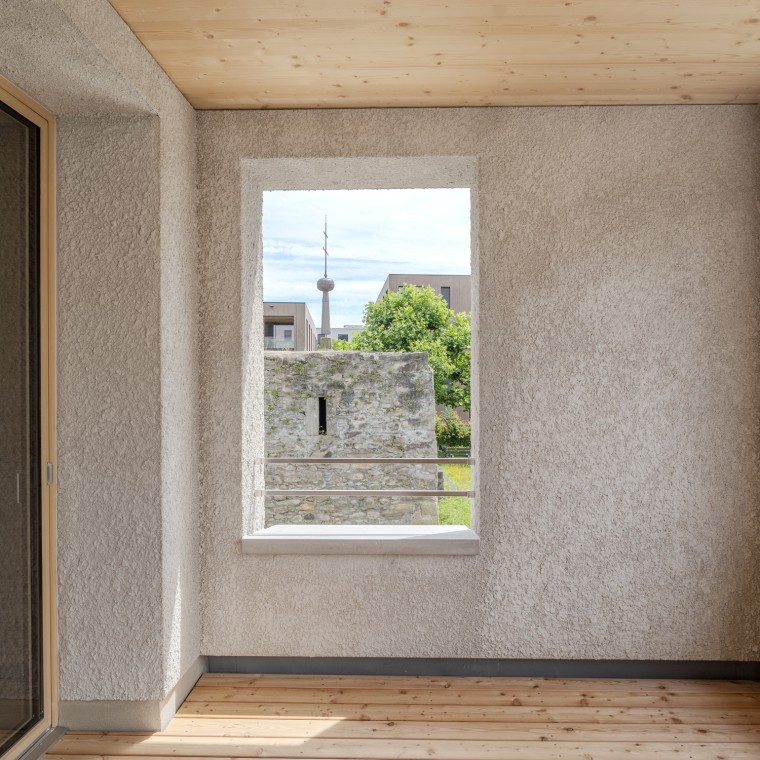 The balcony walls and the façade surface consist of lime plaster. © Openly / Jens Ellensohn