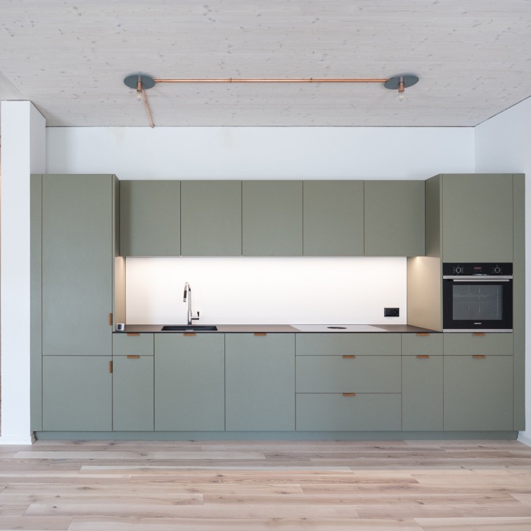 Surface-mounted cables are installed to ensure that the building can also be used flexibly in the long term. © Openly / Jens Ellensohn