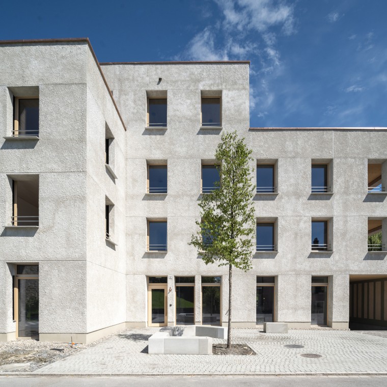 Materials developed in-house, such as Cancret hempcrete, are used in the Widnau development. (© Openly / Jens Ellensohn)