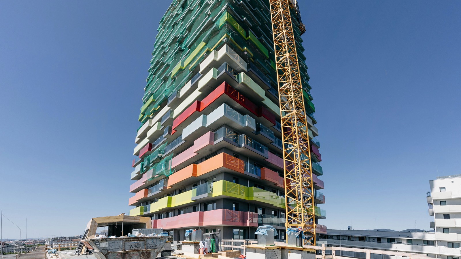 The colourful DS 90 residential building in the middle of Vienna, with 382 residential units
