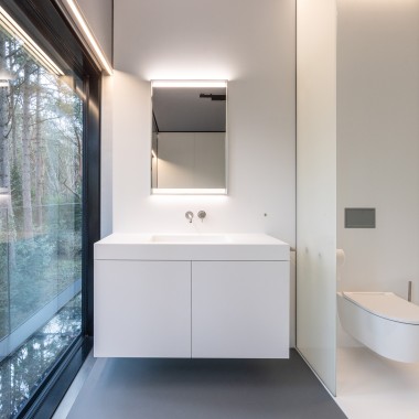 Minimalist yet highly functional: Geberit mirror cabinets with ComfortLight (© Lucas van der Wee)