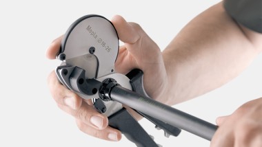 Cutting pipe to length and deburring with a single tool