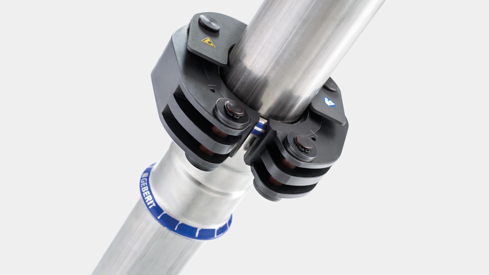 The snap mechanism fixes the Geberit pressing collar to the Geberit Mapress fitting The snap mechanism fixes the Geberit pressing collar to the Geberit Mapress fitting