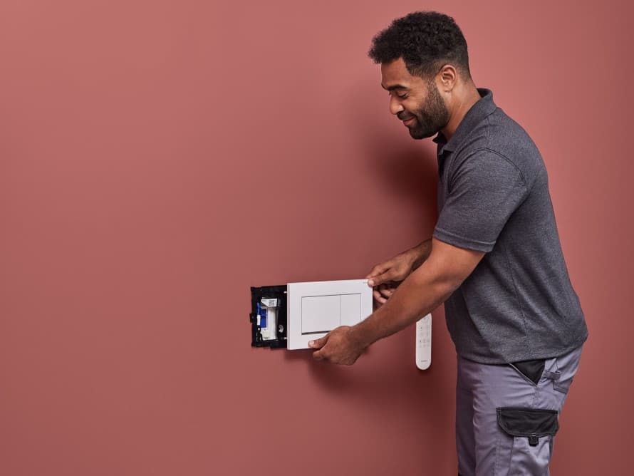 Man installing the Geberit DuoFresh odour extraction unit Man installing the Geberit DuoFresh odour extraction unit