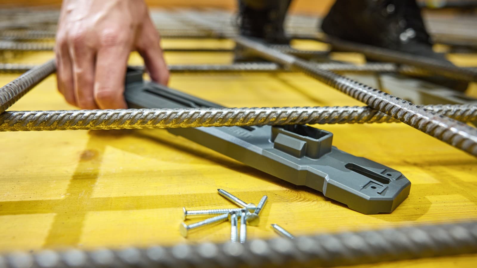 The Geberit cast-in concrete bracket can also be nailed directly to the form panels The Geberit cast-in concrete bracket can also be nailed directly to the form panels