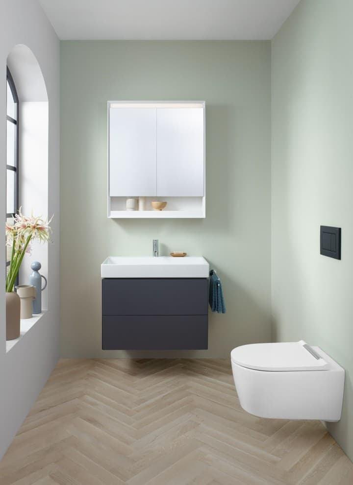View of a guest toilet with wall-hung WC, mirror cabinet and washbasin cabinet from the Geberit ONE bathroom series View of a guest toilet with wall-hung WC, mirror cabinet and washbasin cabinet from the Geberit ONE bathroom series