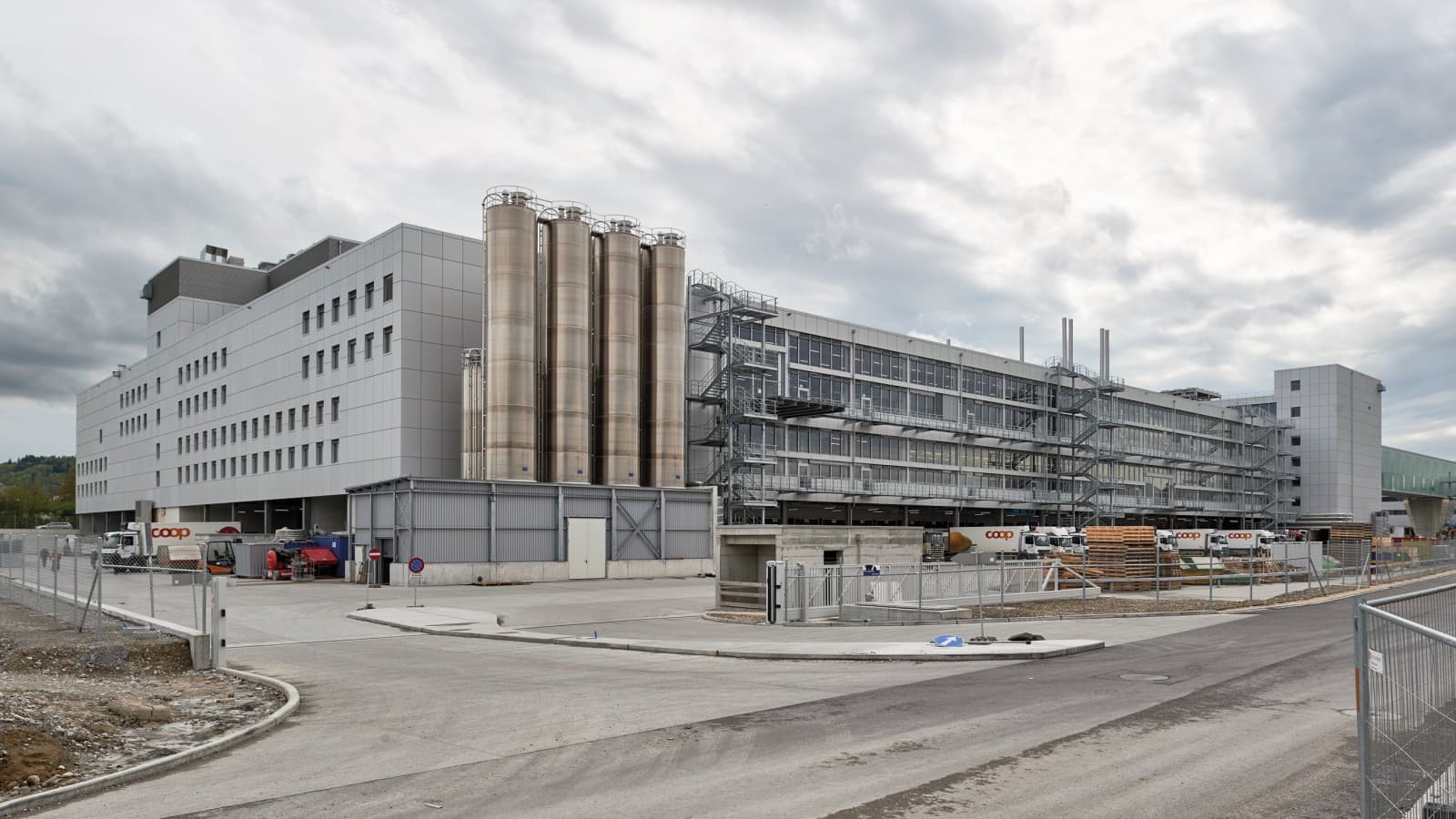 The Coop site has a fully automated cold storage warehouse, a large bakery and pastry shop, a recycling centre, office space and even its own biomass power plant. The Coop site has a fully automated cold storage warehouse, a large bakery and pastry shop, a recycling centre, office space and even its own biomass power plant.