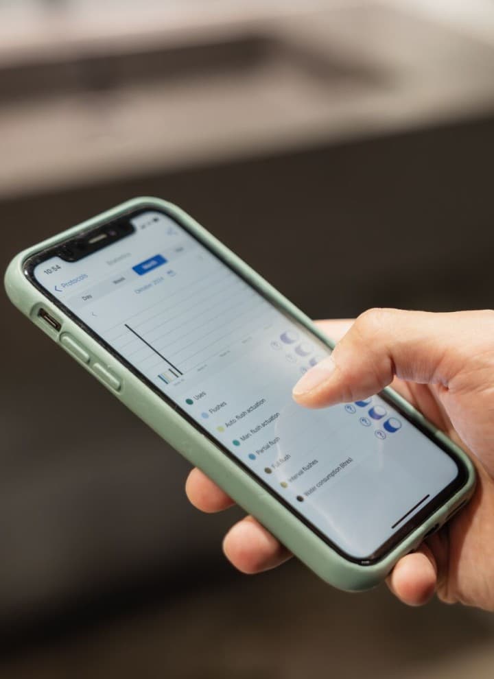 Read out usage data in the Geberit Control app on the device or centrally on the Geberit Gateway Read out usage data in the Geberit Control app on the device or centrally on the Geberit Gateway