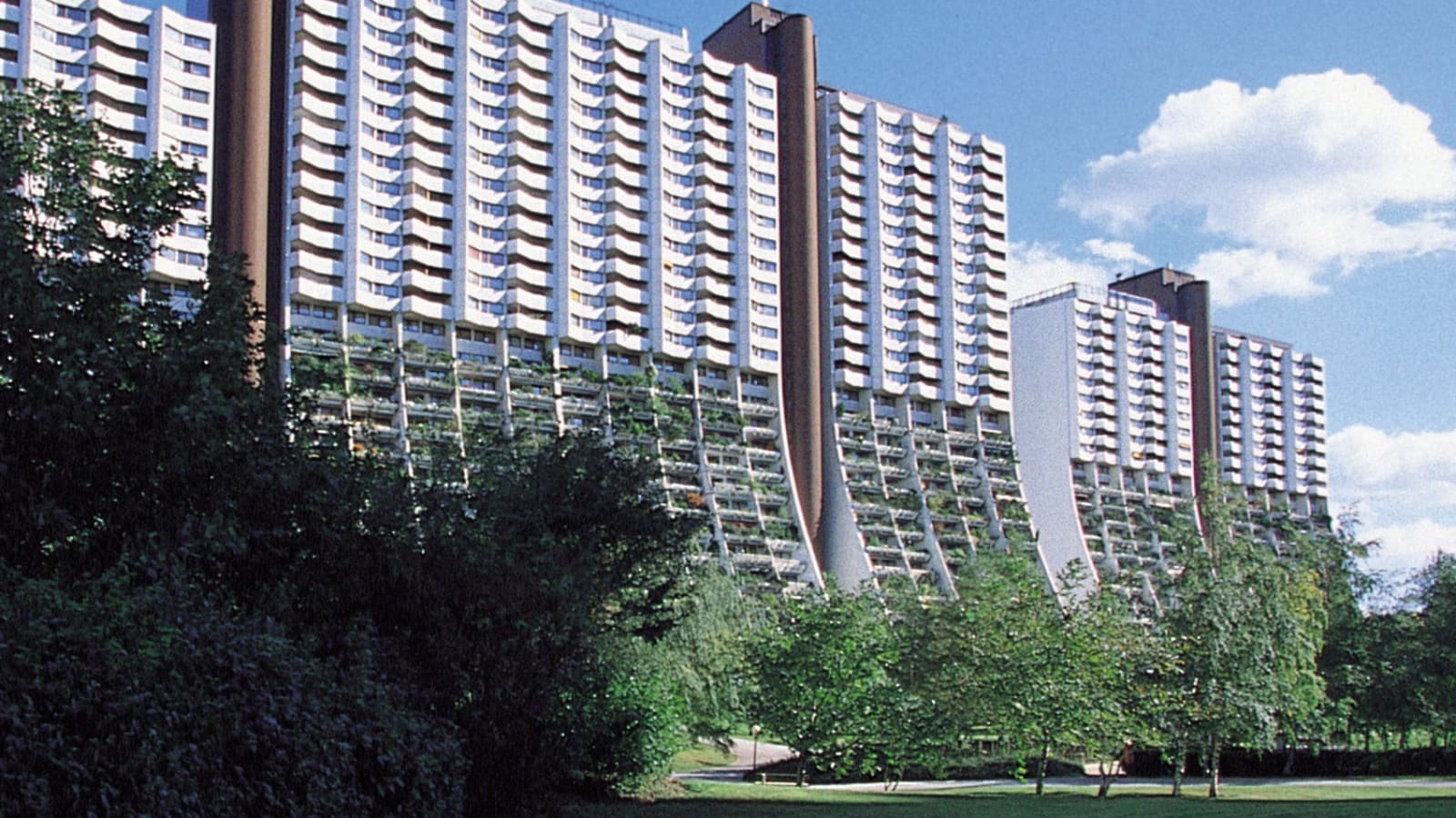 To install the PE pipes, some of the workers had to abseil down the balcony like mountain climbers (© Gesiba) To install the PE pipes, some of the workers had to abseil down the balcony like mountain climbers (© Gesiba)