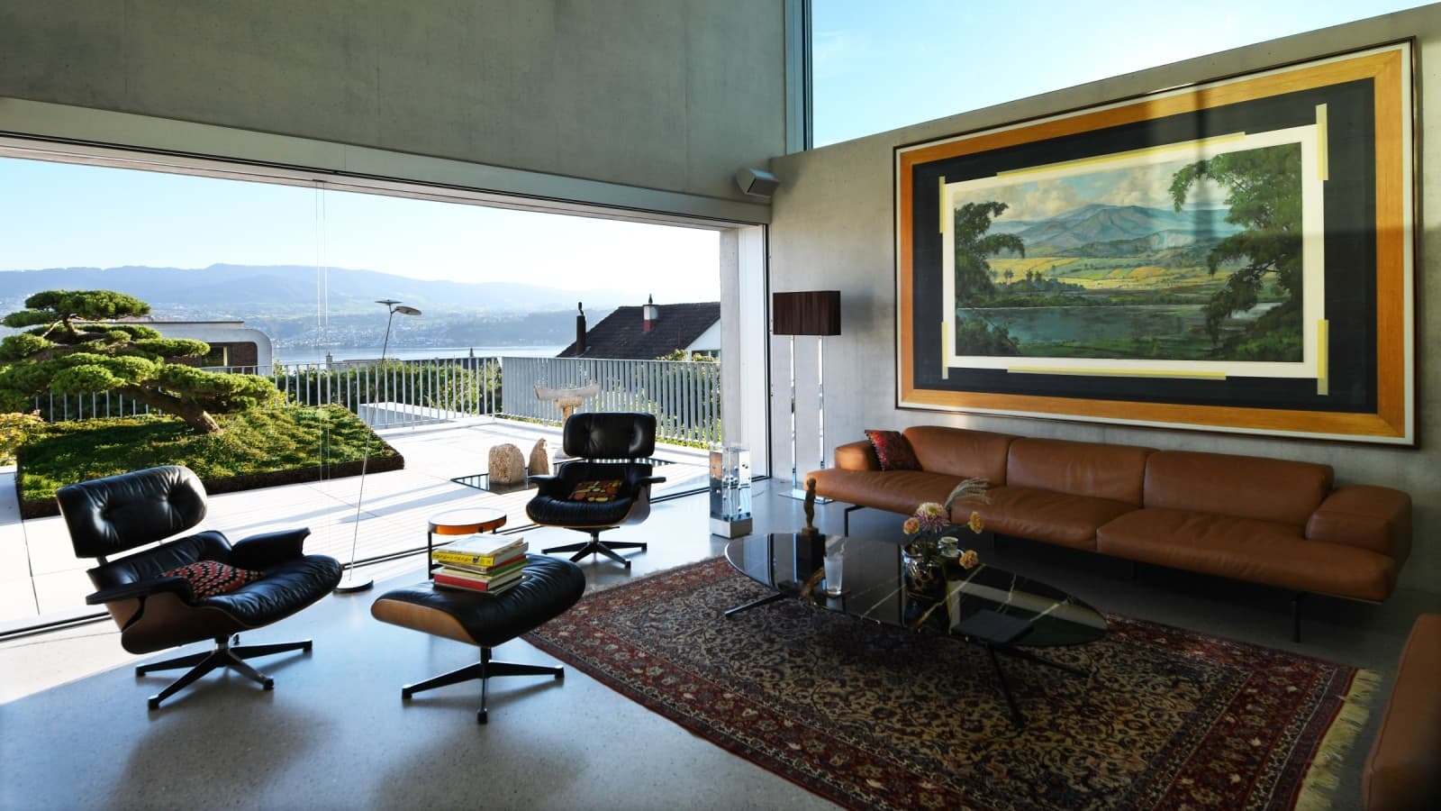 ‘Ma’ in the house in Stäfa: The large window frames the landscape, allowing nature to become part of the interior. The placement of architectural elements and the restrained material choice let the room breathe. (© David Willen Studio) ‘Ma’ in the house in Stäfa: The large window frames the landscape, allowing nature to become part of the interior. The placement of architectural elements and the restrained material choice let the room breathe. (© David Willen Studio)