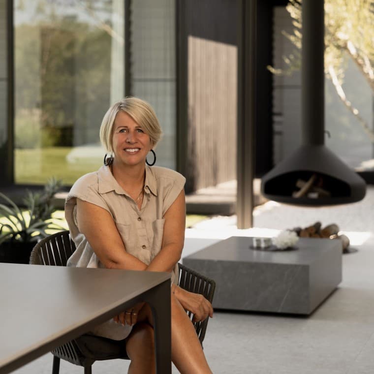 When it rains (and it really pours), the fireplace provides a cosy atmosphere – and Geberit Pluvia ensures optimal roof drainage (© Alyne Media) When it rains (and it really pours), the fireplace provides a cosy atmosphere – and Geberit Pluvia ensures optimal roof drainage (© Alyne Media)