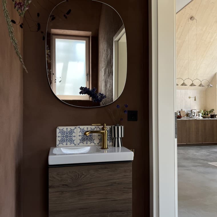 Wood runs as a design element throughout the house. The Geberit iCon washbasin cabinet in walnut hickory stylishly ties the rooms together (© Büşra Qadir) Wood runs as a design element throughout the house. The Geberit iCon washbasin cabinet in walnut hickory stylishly ties the rooms together (© Büşra Qadir)